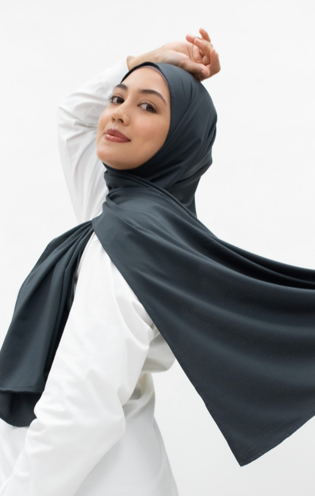 Modestgymwear antracietgrijze wrap hijab vooraanzicht, toont speldvrij ontwerp