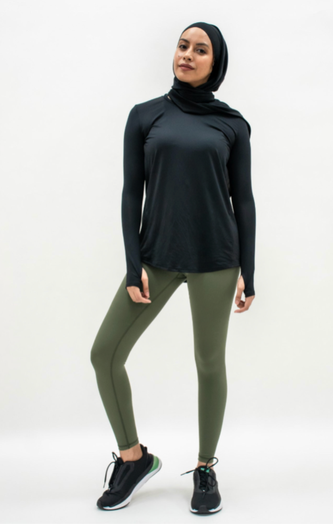 Modestgymwear boterzachte sport legging vooraanzicht, toont hoge taille en figuurcorrigerend effect