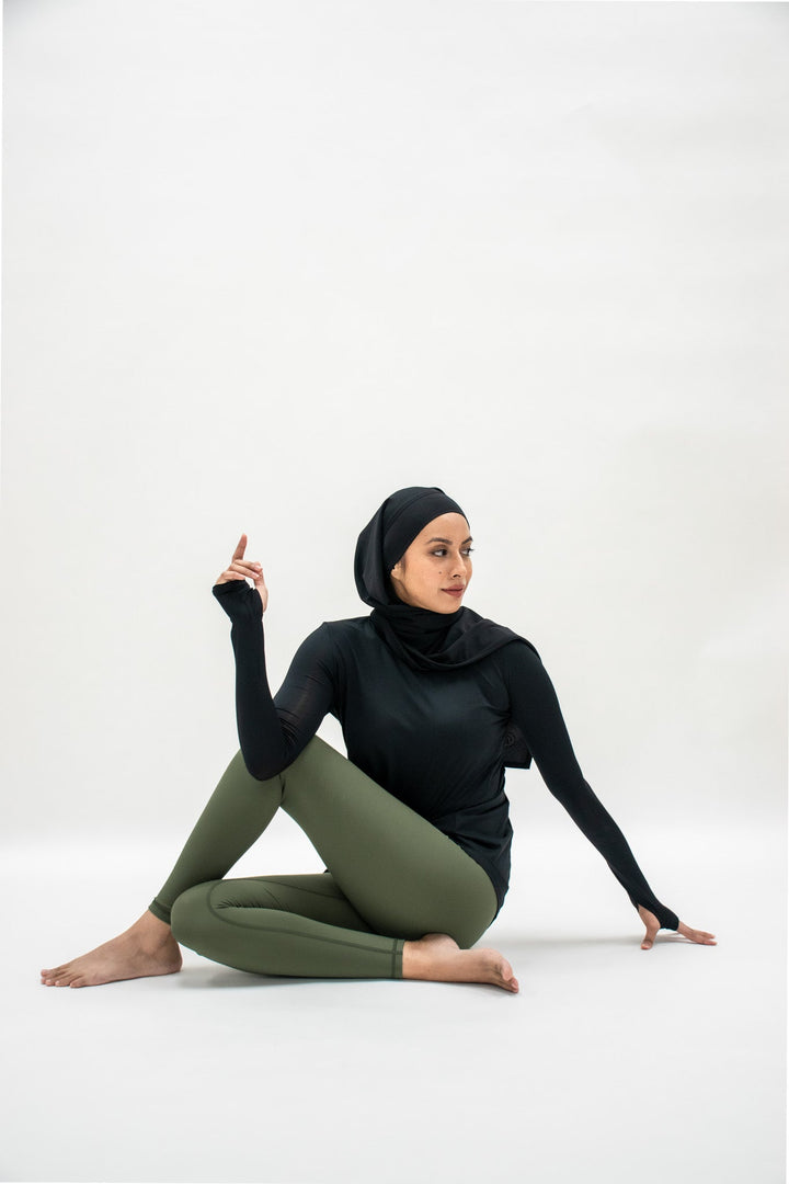 Model demonstreert flexibiliteit van Modestgymwear boterzachte legging in yoga pose