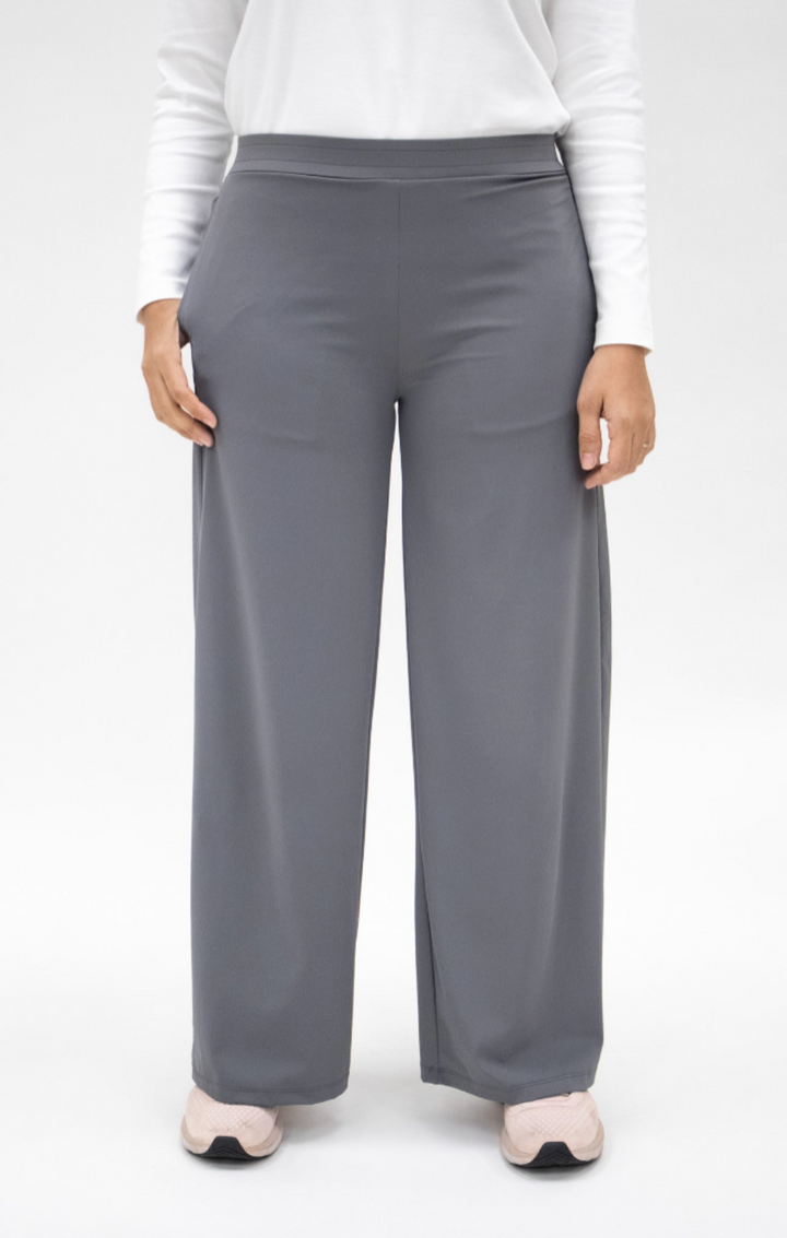 Vooraanzicht close-up van ModestGymWear grijze palazzo pants onthult textuur en hoge tailleband