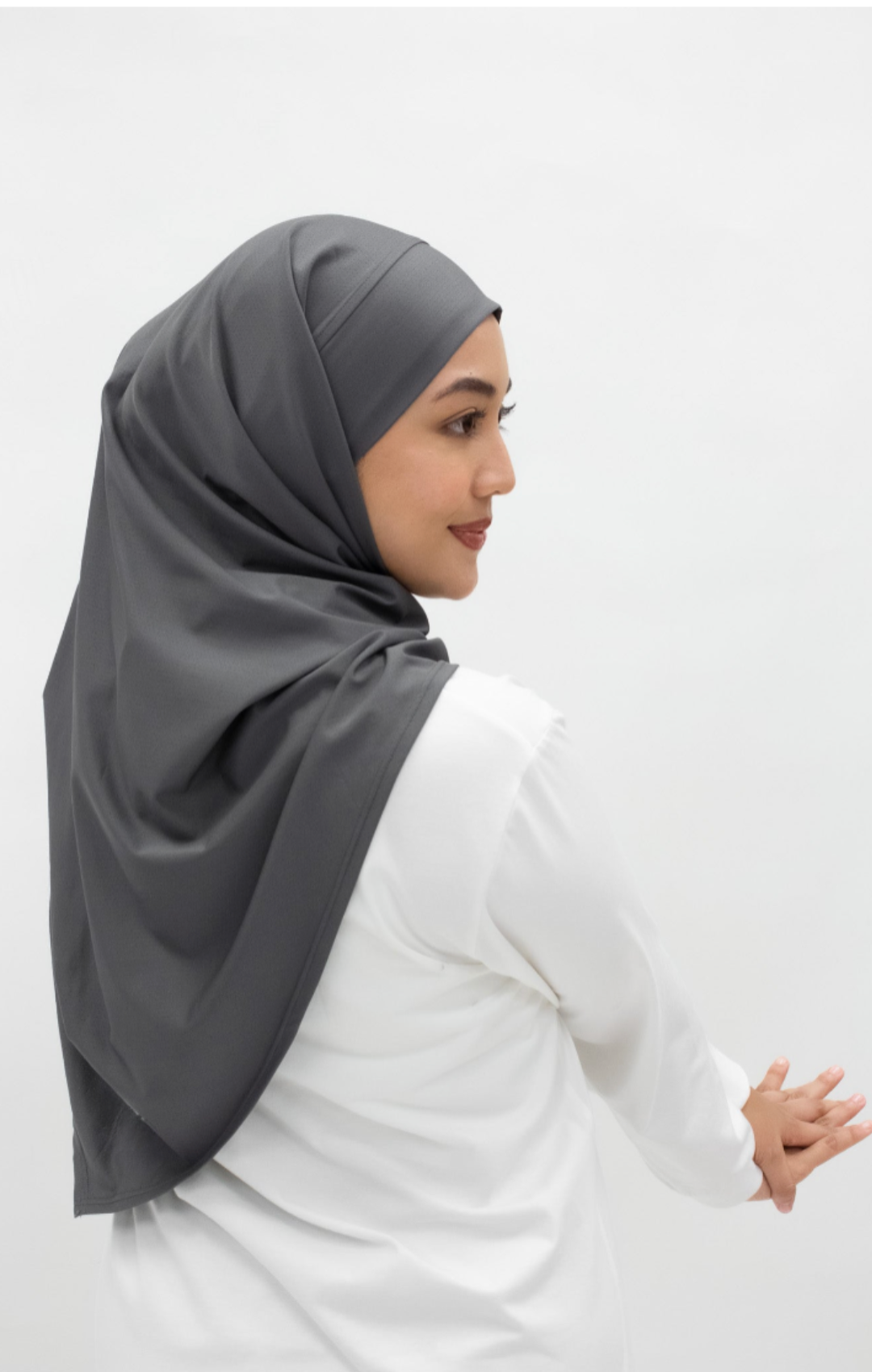 ctieve vrouw draagt ModestGymWear Smoke Grey verstelbare hijab