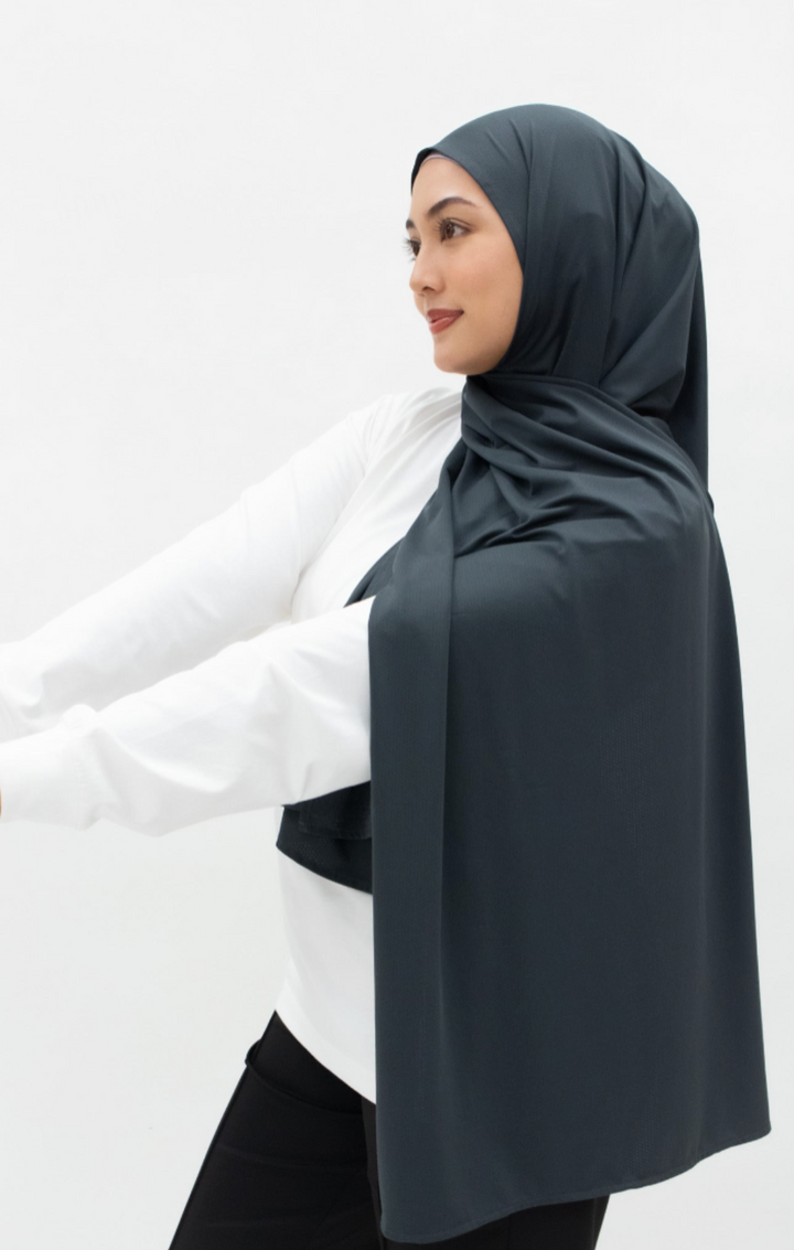 Modestgymwear antracietgrijze wrap hijab gecombineerd met sportieve tops en leggings