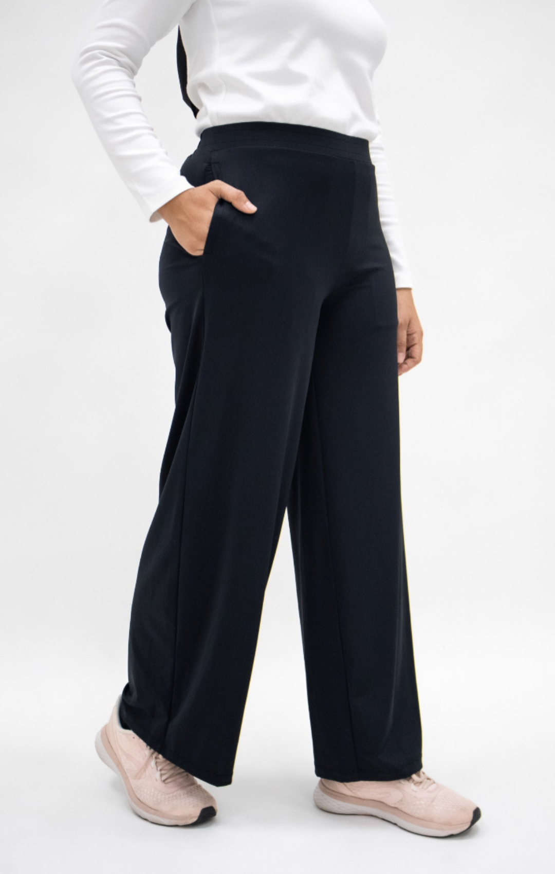 Modestgymwear zwarte palazzo pants, vooraanzicht van comfortabele wijde broek